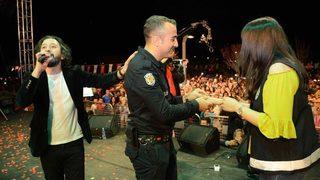 Polisten Meslektaşı Olan Kız Arkadaşına Konserde Evlenme Teklifi