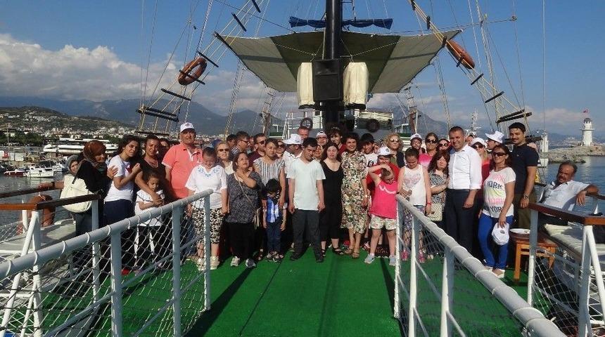 Alanya&rsquo;da Engelli Vatandaşlar Yat Turuna &Ccedil;ıktı