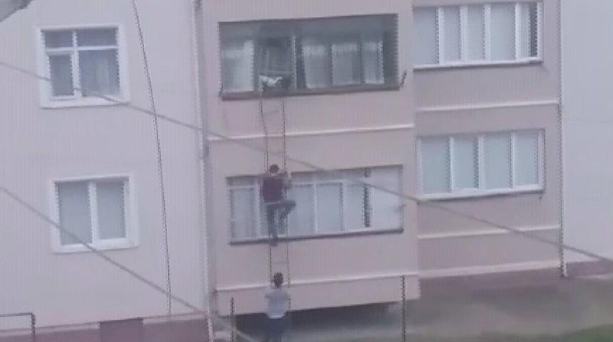 İkinci Kattaki Evine Girebilmek İ&ccedil;in Bulduğu Y&ouml;ntem Y&uuml;rekleri Ağza Getirdi