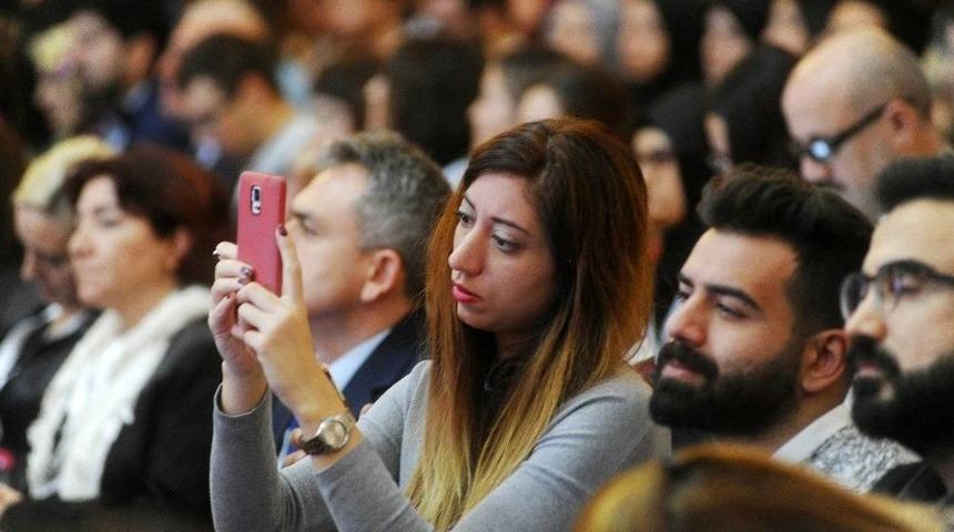 Teknoloji Bağımlılığı Kongresinde Konuklar Cep Telefonlarıyla İlgilendi