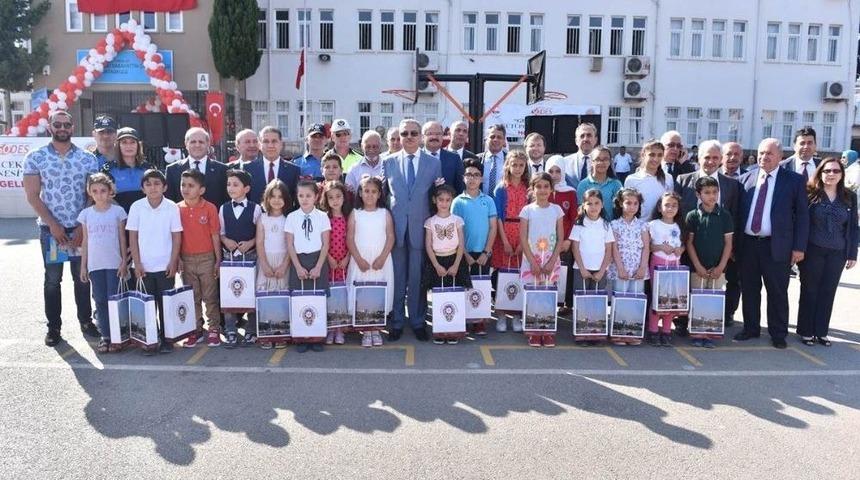 Vali Su, K&uuml;t&uuml;phane A&ccedil;ılışına Katıldı