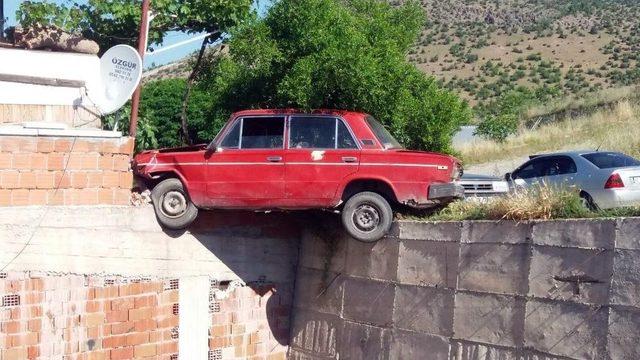 Gaz Pedalı Takılı Kalan Araç Asılı Kaldı