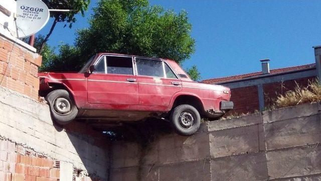 Gaz Pedalı Takılı Kalan Araç Asılı Kaldı