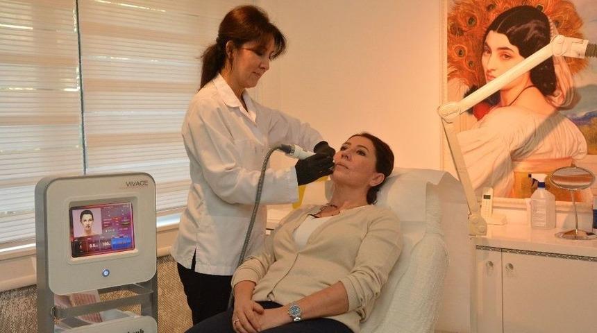 İzmir&rsquo;deki Cihaz Kişilerin 10 Yıl Sonraki G&ouml;r&uuml;nt&uuml;s&uuml;n&uuml; Ekrana Yansıtıyor