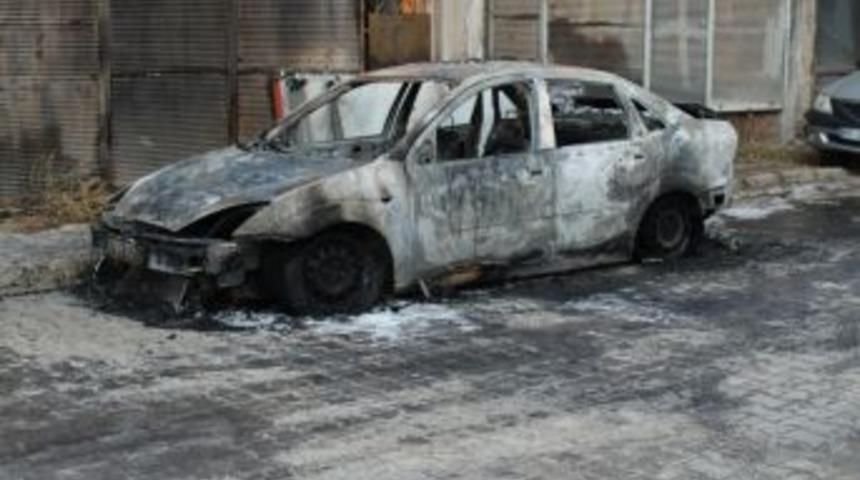 Park Halindeki Otomobil Ateşe Verildi