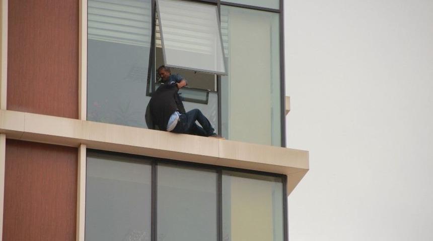 Abisinin İşyerindeki Cama &Ccedil;ıkarak İntihar Etmek İstedi