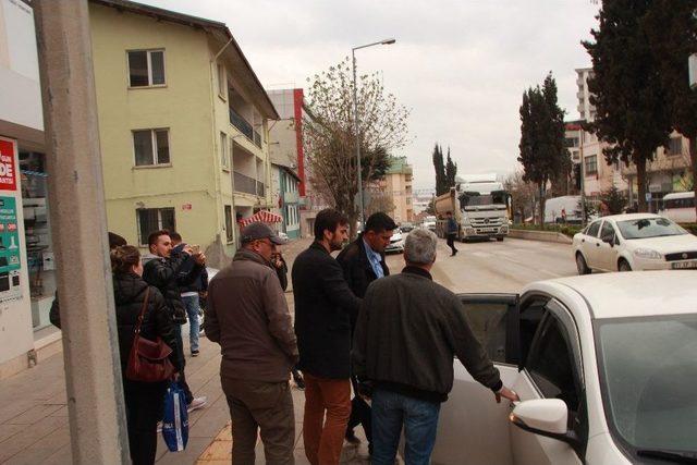 Abisinin İşyerindeki Cama Çıkarak İntihar Etmek İstedi