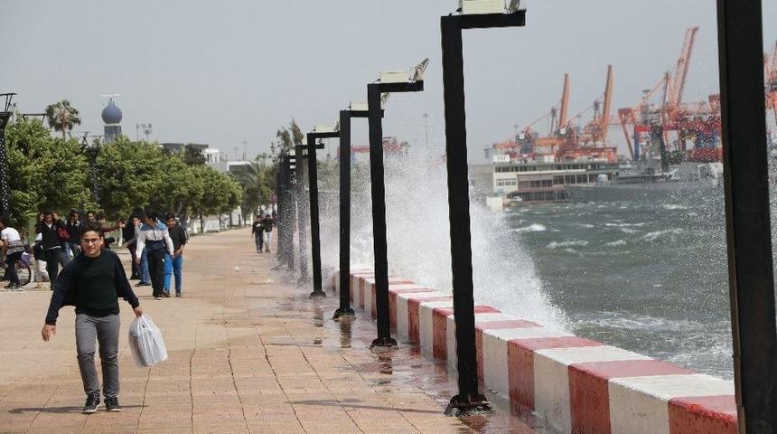 Mersin&rsquo;de Fırtına Etkili Oldu