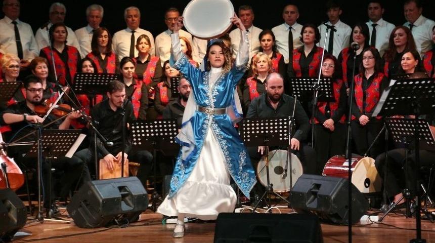 Halk M&uuml;ziği Korosu Ayakta Alkışlandı