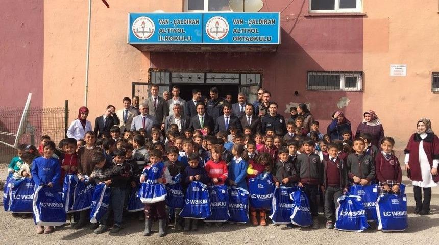 Van Polisinden &Ccedil;aldıranlı &Ouml;ğrencilere Giyim Desteği