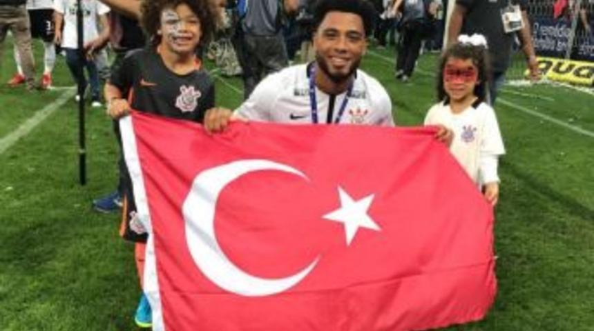 Colin Kazım&rsquo;dan T&uuml;rk Bayrağı İle Şampiyonluk Kutlaması