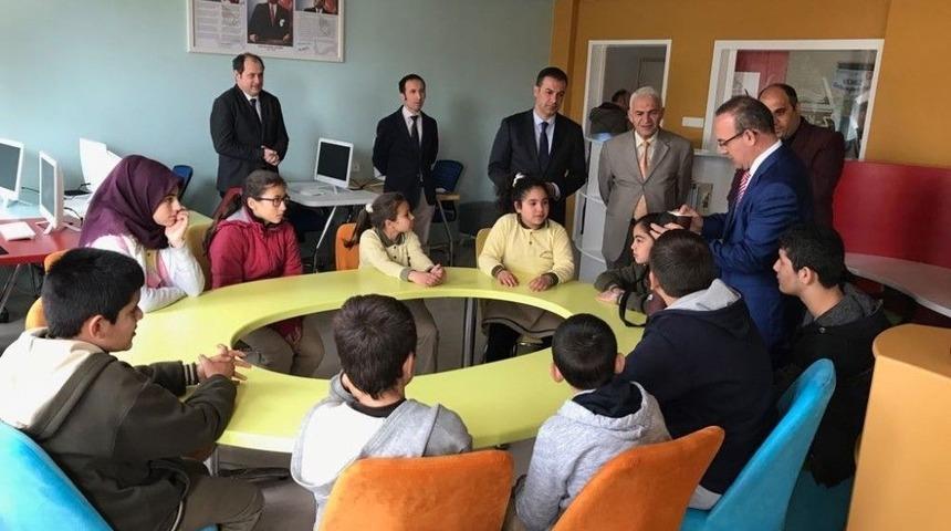 Kaymakam &Ouml;ğrencilere Satran&ccedil; Takımı Hediye Etti