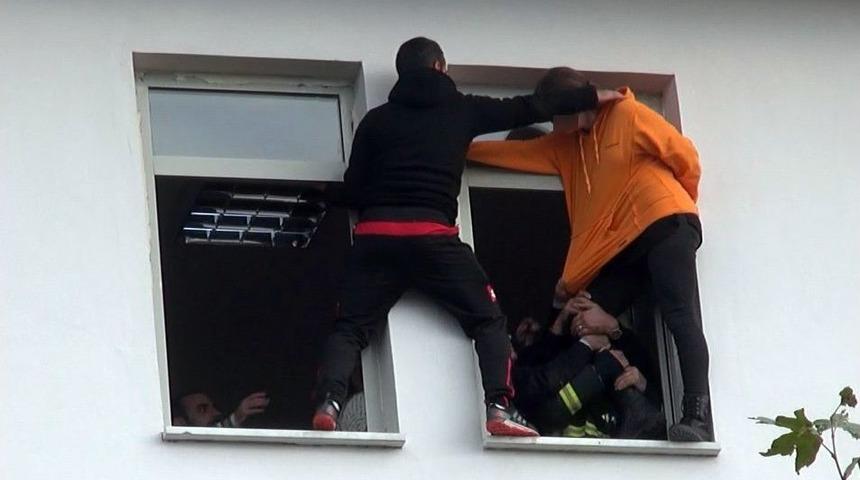 Annesiyle Tartışan Liseli Gen&ccedil; Kız, Okul Penceresine &Ccedil;ıktı
