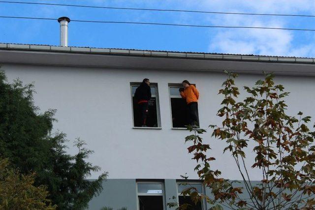 Annesiyle Tartışan Liseli Genç Kız, Okul Penceresine Çıktı