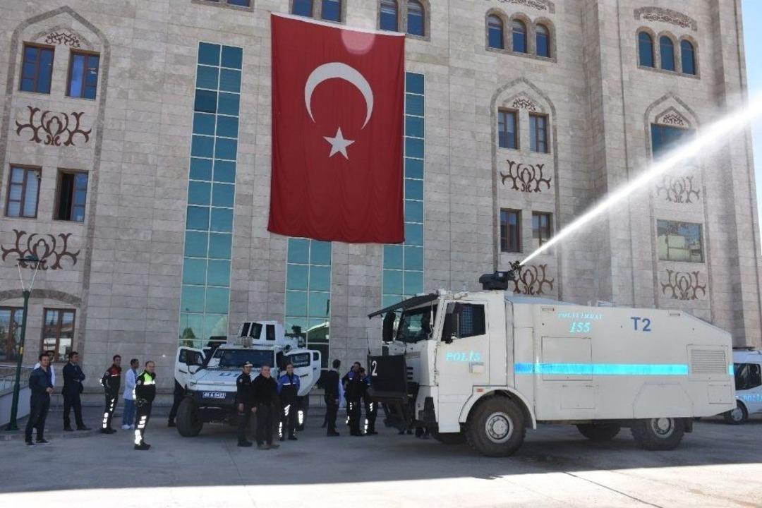 &Ouml;zel &Ouml;ğrenciler Anons Yapıp, Toma&rsquo;dan Su Sıktı