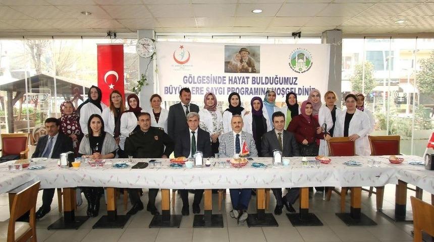 Akyazı&rsquo;da &rsquo;b&uuml;y&uuml;ğe Saygı&rsquo; Programı D&uuml;zenlendi