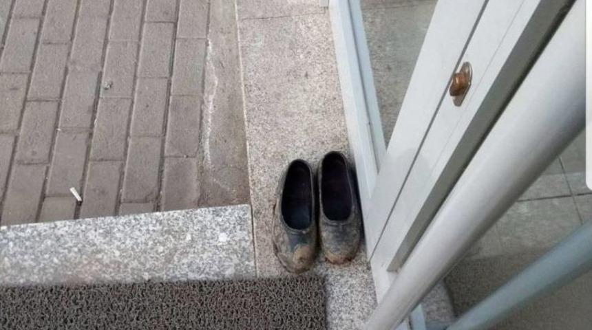 &Ccedil;amurlu Kara Lastiklerini &Ccedil;ıkarıp Bankaya &Ccedil;oraplarıyla Girdi