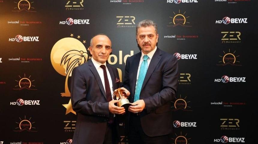 Geceye Destek Veren Sponsorlardan Oktay &Ouml;z &Ouml;d&uuml;l&uuml;n&uuml; Aldı