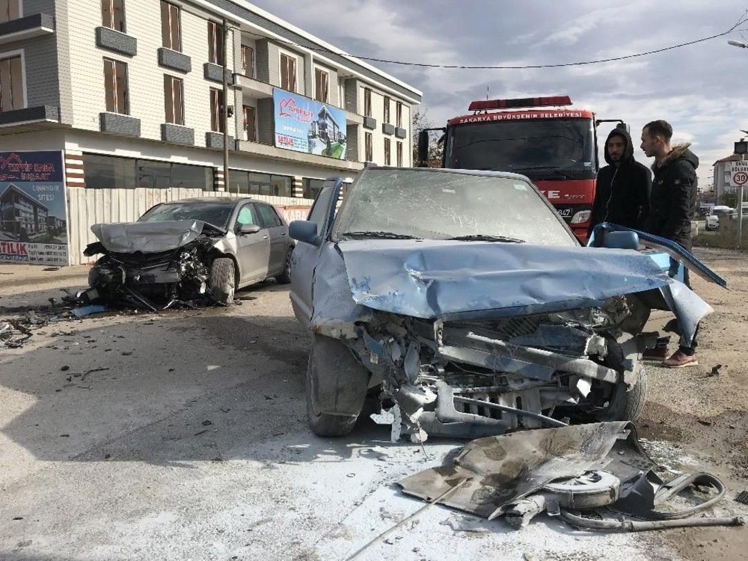 Hatalı Sollama Kazayı Beraberinde Getirdi: 3 Yaralı