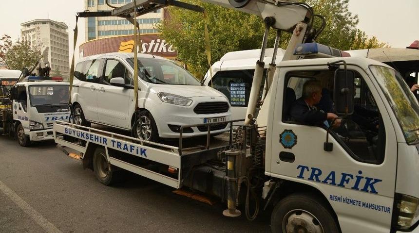 Diyarbakır&rsquo;da Hatalı Park Eden Ara&ccedil;lar &Ccedil;ekildi
