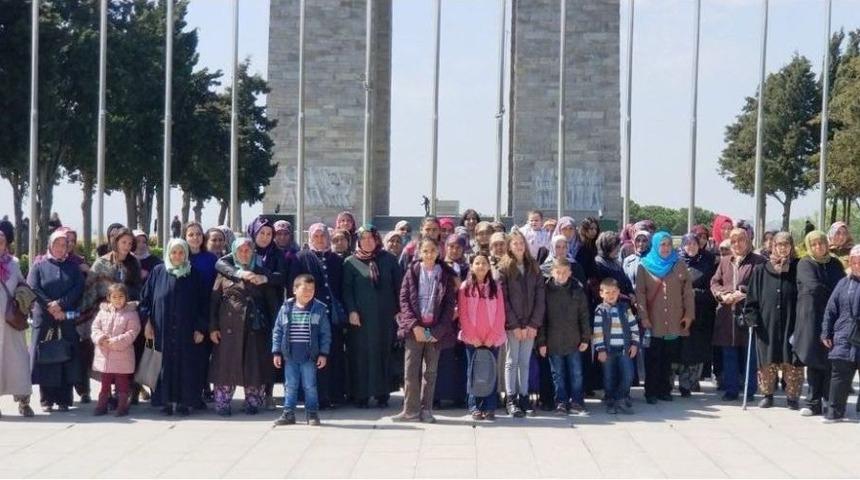 Lapsekili Kadınlar Şehitlikleri Gezdi