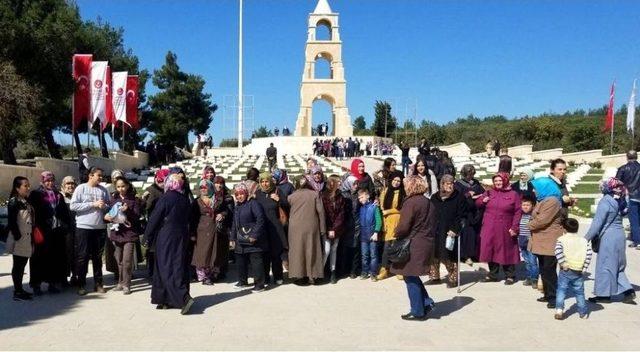 Lapsekili Kadınlar Şehitlikleri Gezdi