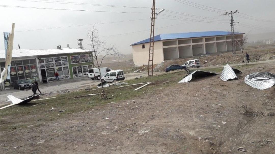 Kars&rsquo;ta R&uuml;zgar &Ccedil;atıları U&ccedil;urdu