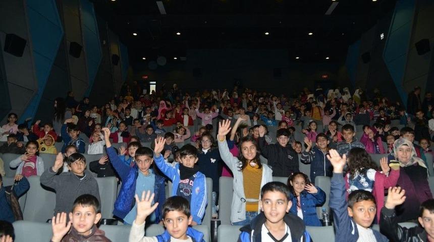 Diyarbakırlı &Ccedil;ocukların Sinema Keyfi