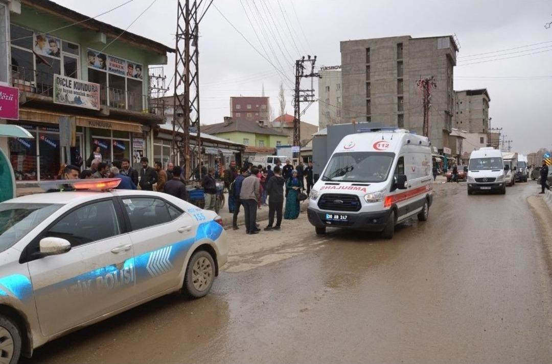 Y&uuml;ksekova&rsquo;da Fırtına &Ccedil;atıları U&ccedil;urdu: 1 Yaralı