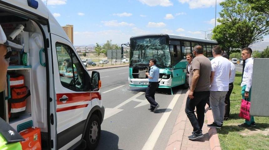 Tıra &Ccedil;arpan Halk Otob&uuml;s&uuml; Ref&uuml;je &Ccedil;ıkarak Durabildi: 9 Yaralı