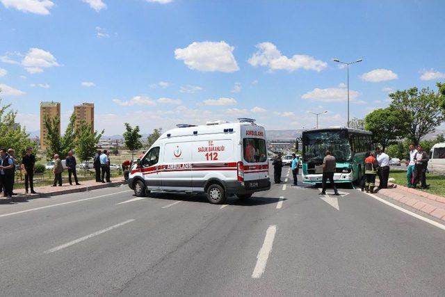 Tıra Çarpan Halk Otobüsü Refüje Çıkarak Durabildi: 9 Yaralı