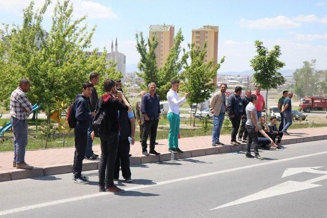 Tıra Çarpan Halk Otobüsü Refüje Çıkarak Durabildi: 9 Yaralı