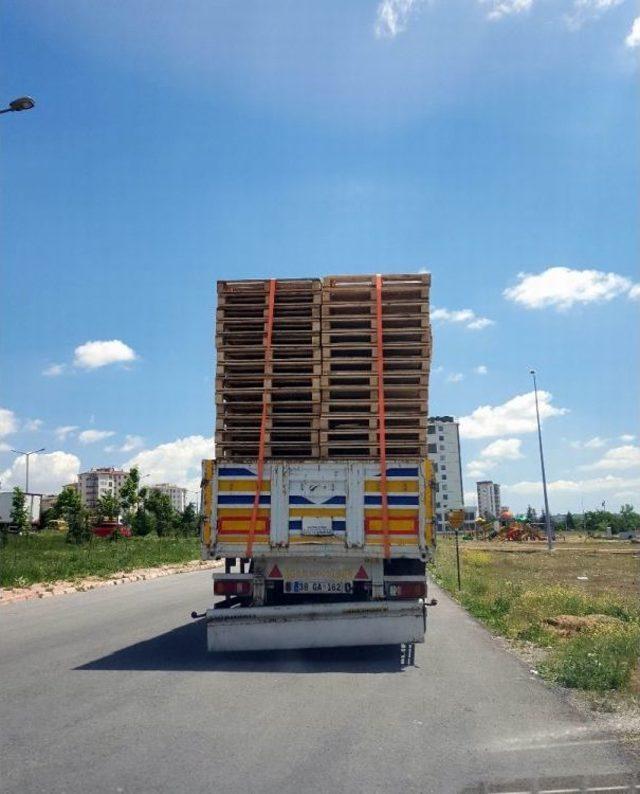 Tıra Çarpan Halk Otobüsü Refüje Çıkarak Durabildi: 9 Yaralı