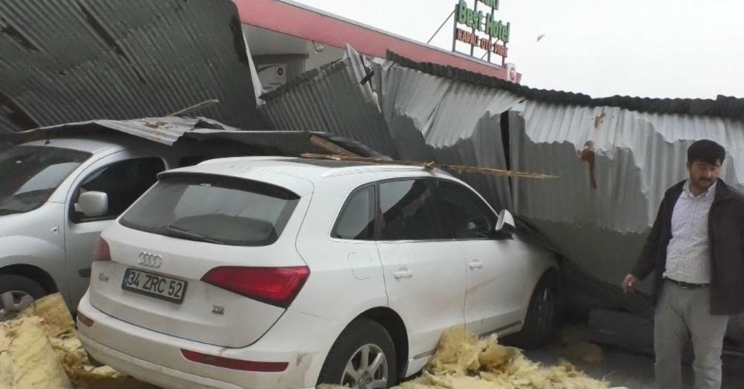 Ağrı&rsquo;da &Ccedil;atılar U&ccedil;tu, Ara&ccedil;lar &Ccedil;atıların Altında Kaldı