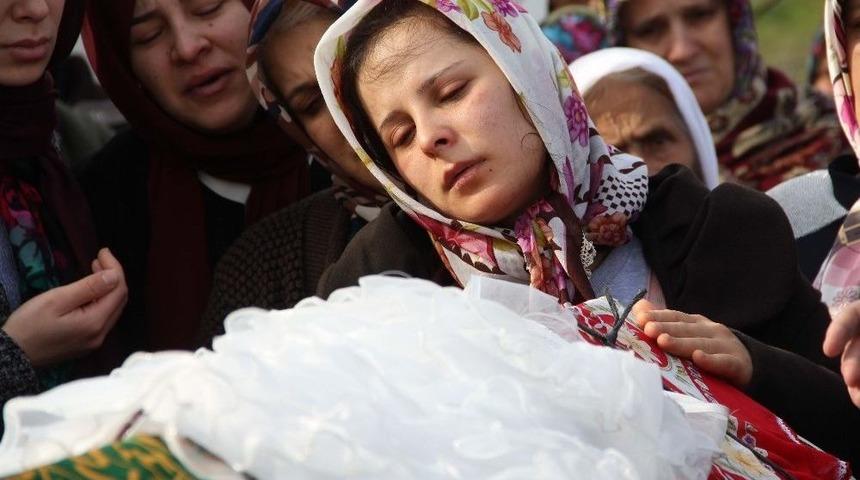 Minik Ceylin&rsquo;in Tabutuna En Sevdiği Elbisesi Sarıldı