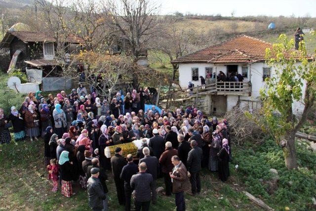 Minik Ceylin’in Tabutuna En Sevdiği Elbisesi Sarıldı