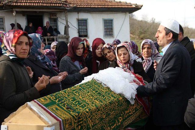 Minik Ceylin’in Tabutuna En Sevdiği Elbisesi Sarıldı