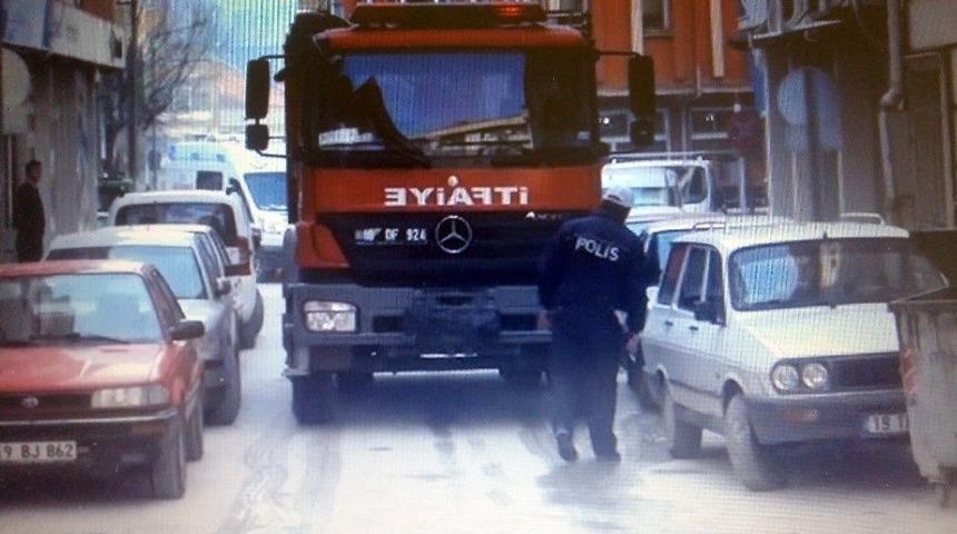 Dar Sokaklara Park Edilen Ara&ccedil;lar İtfaiyeye Zor Anlar Yaşattı