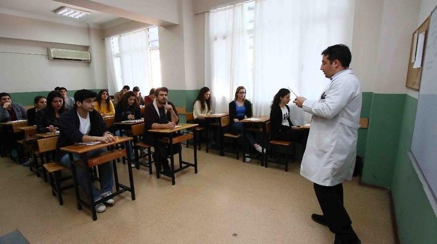 Bayraklı’da Başarılı Öğrencilere Burs Desteği