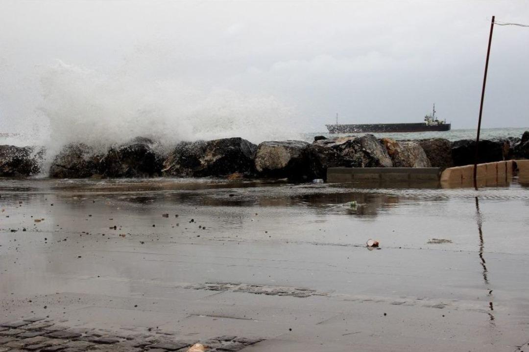 İskenderun&rsquo;da Fırtına K&ouml;rfezi Taşırdı