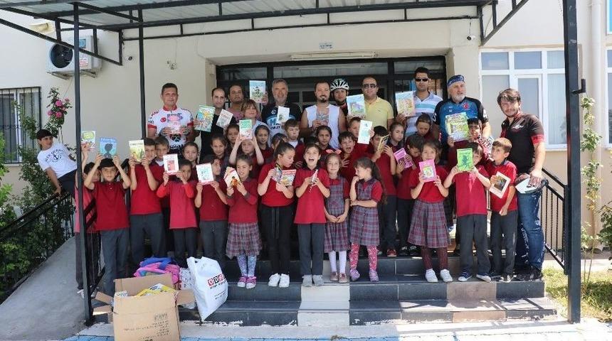 Yunusemre’de Bisikletçilerden Kitap Kardeşliği