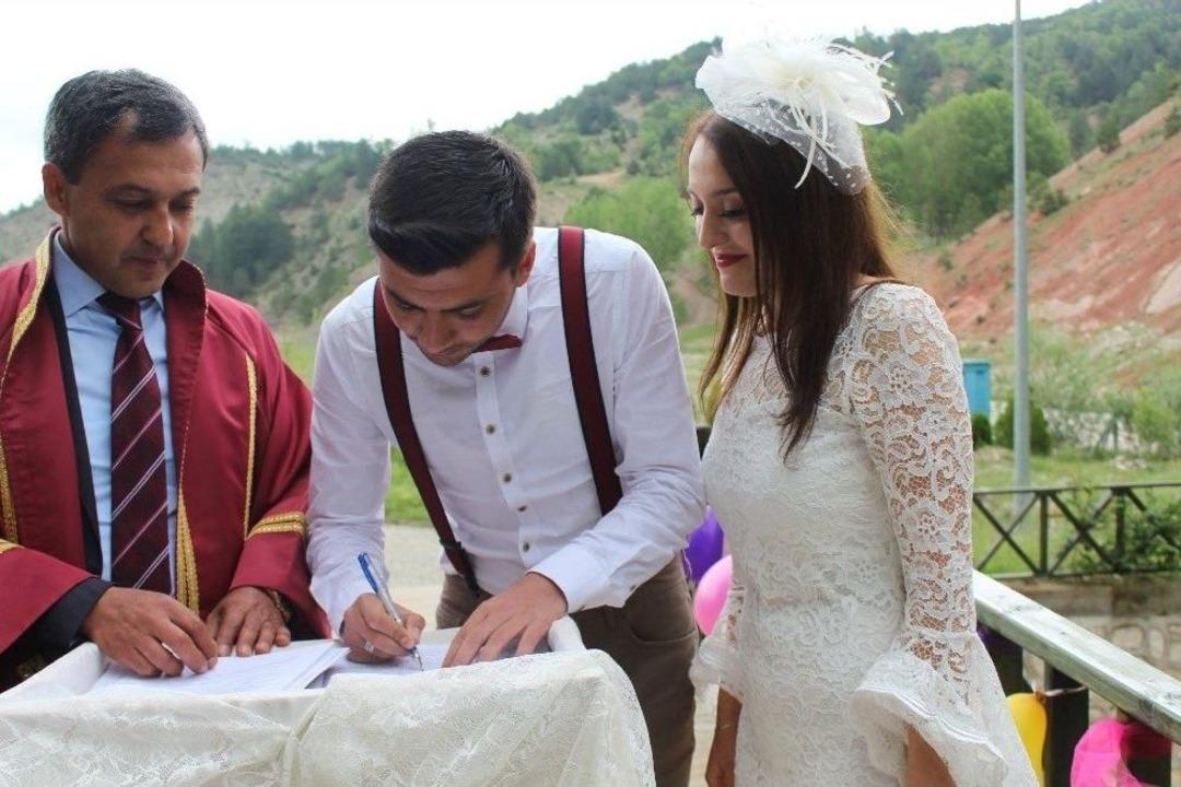 Harmankaya Kanyonu Tabiat Parkı&rsquo;nda Nikah Kıydılar