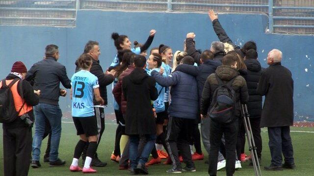 Ataşehir Belediyesi Kadın Futbol Takımı Şampiyonluğu Garantiledi