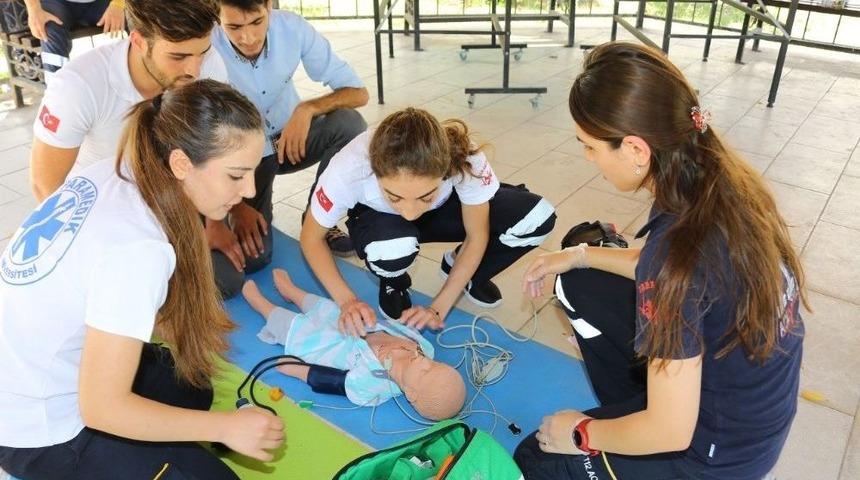 Paramedik &Ouml;ğrencileri Zamanla Yarıştı