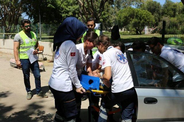 Paramedik Öğrencileri Zamanla Yarıştı