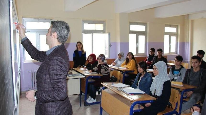 Kaymakam Yazıcı &Ouml;ğretmen Gibi Derslere Girdi