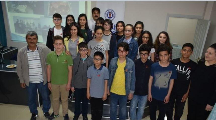 Sınavda Başarılı Olan &Ouml;ğrenciler &Ouml;d&uuml;llendirildi