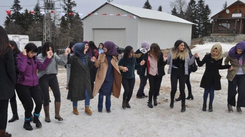 Artvin&rsquo;de 5. Geleneksel Kar Şenliği Renkli G&ouml;r&uuml;nt&uuml;lere Sahne Oldu