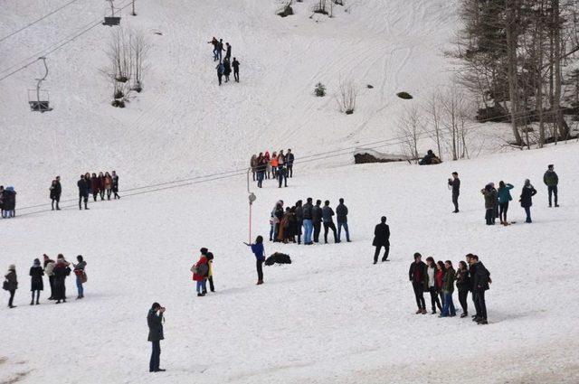 Artvin’de 5. Geleneksel Kar Şenliği Renkli Görüntülere Sahne Oldu