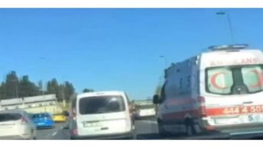 (&ouml;zel) E-5 Karayolu&rsquo;nda Trafik Magandası Ambulansa B&ouml;yle Makas Attı